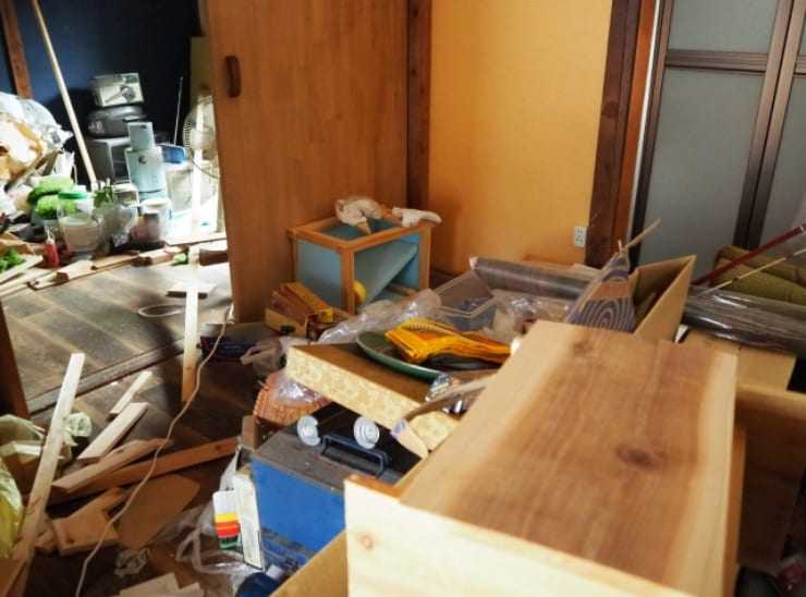 不用品が大量の部屋